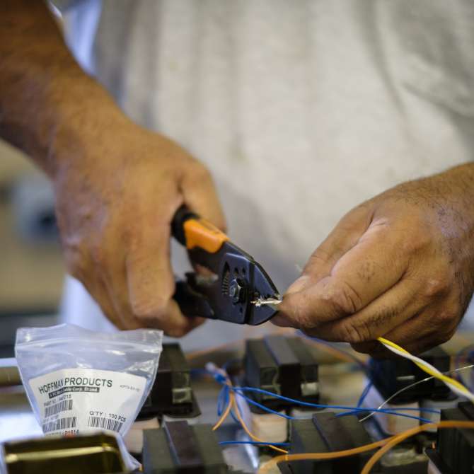 Handheld wire cutter cutting wire